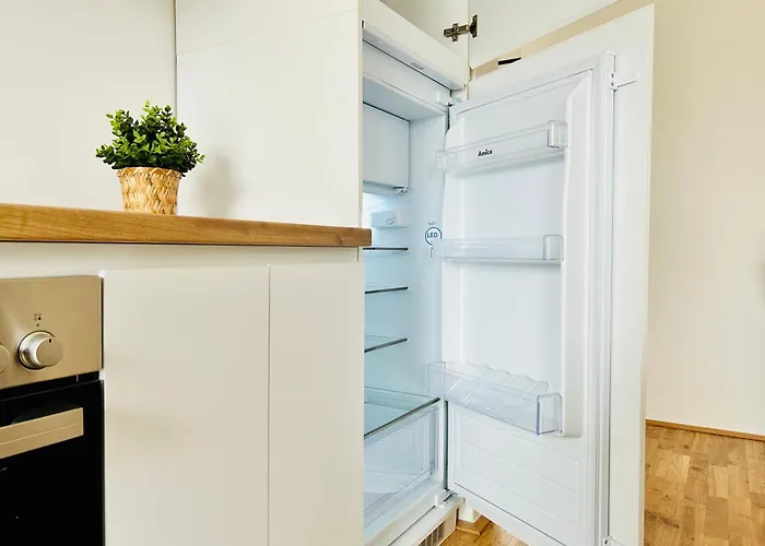 Modern With Balcony & Free Parking - Nearby Metro וינה