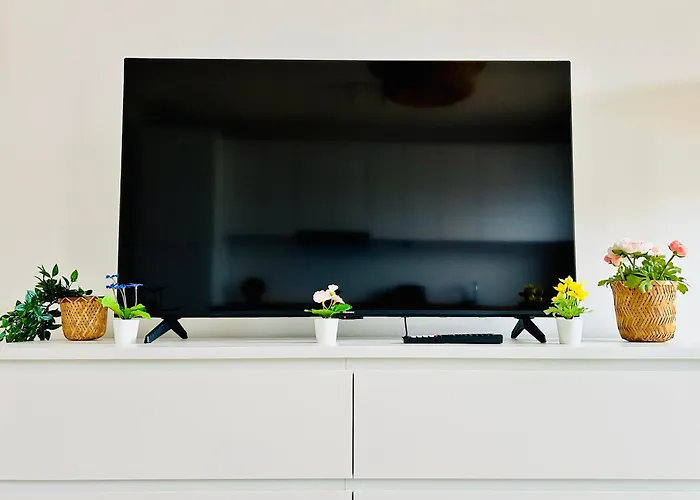 Modern With Balcony & Free Parking - Nearby Metro דירה וינה