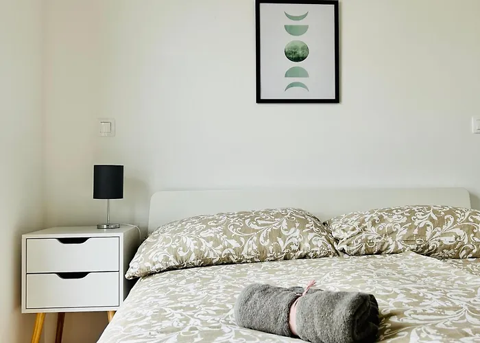 Modern With Balcony & Free Parking - Nearby Metro