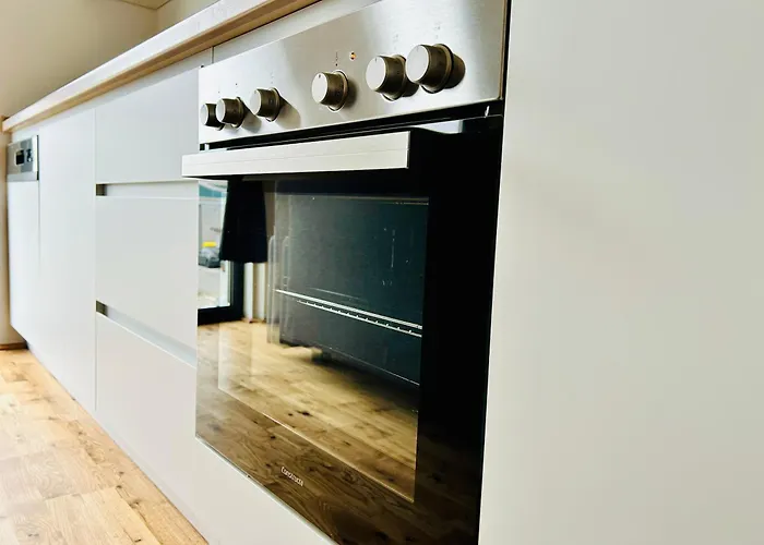 Modern With Balcony & Free Parking - Nearby Metro דירה