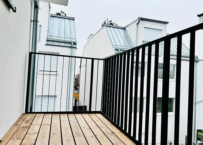 Modern With Balcony & Free Parking - Nearby Metro *