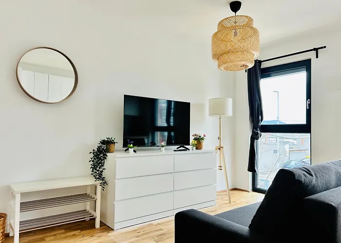 Modern With Balcony & Free Parking - Nearby Metro וינה