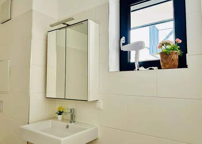 Modern With Balcony & Free Parking - Nearby Metro דירה *