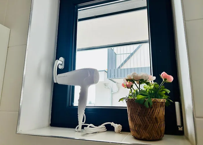 Modern With Balcony & Free Parking - Nearby Metro דירה *