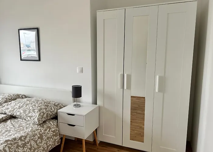 Modern With Balcony & Free Parking - Nearby Metro דירה *
