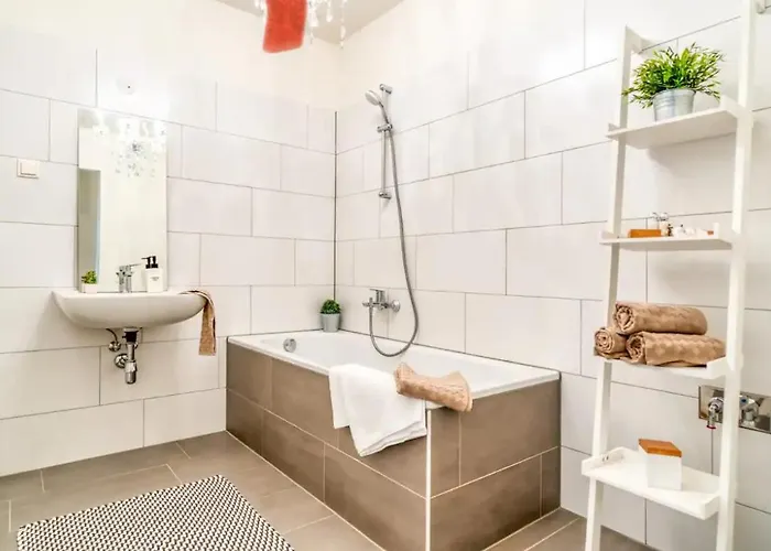 Modern With Balcony & Free Parking - Nearby Metro *