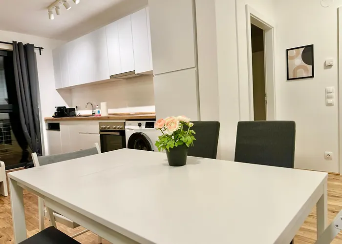 Modern With Balcony & Free Parking - Nearby Metro דירה וינה