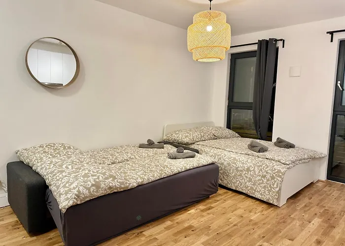 Modern With Balcony & Free Parking - Nearby Metro דירה