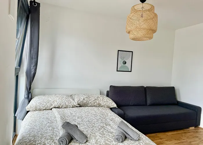 Modern With Balcony & Free Parking - Nearby Metro וינה