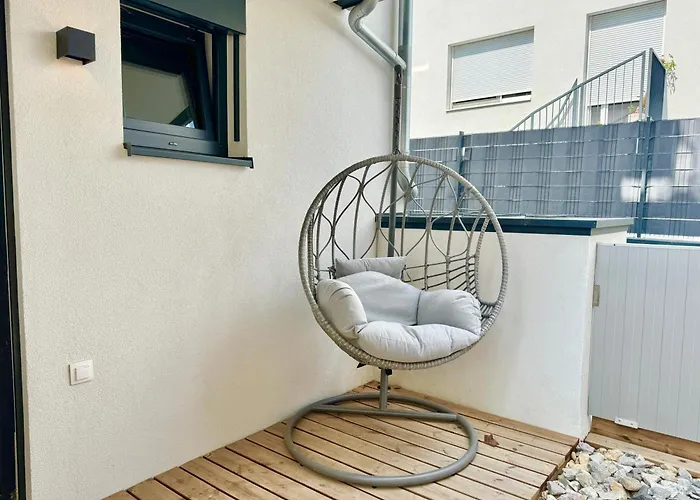 Modern With Balcony & Free Parking - Nearby Metro *