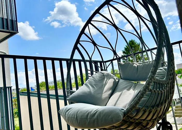 Modern With Balcony & Free Parking - Nearby Metro