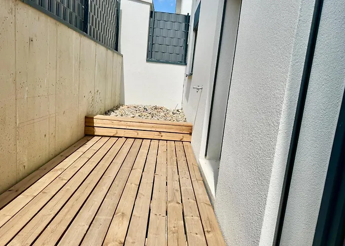 Modern With Balcony & Free Parking - Nearby Metro דירה *